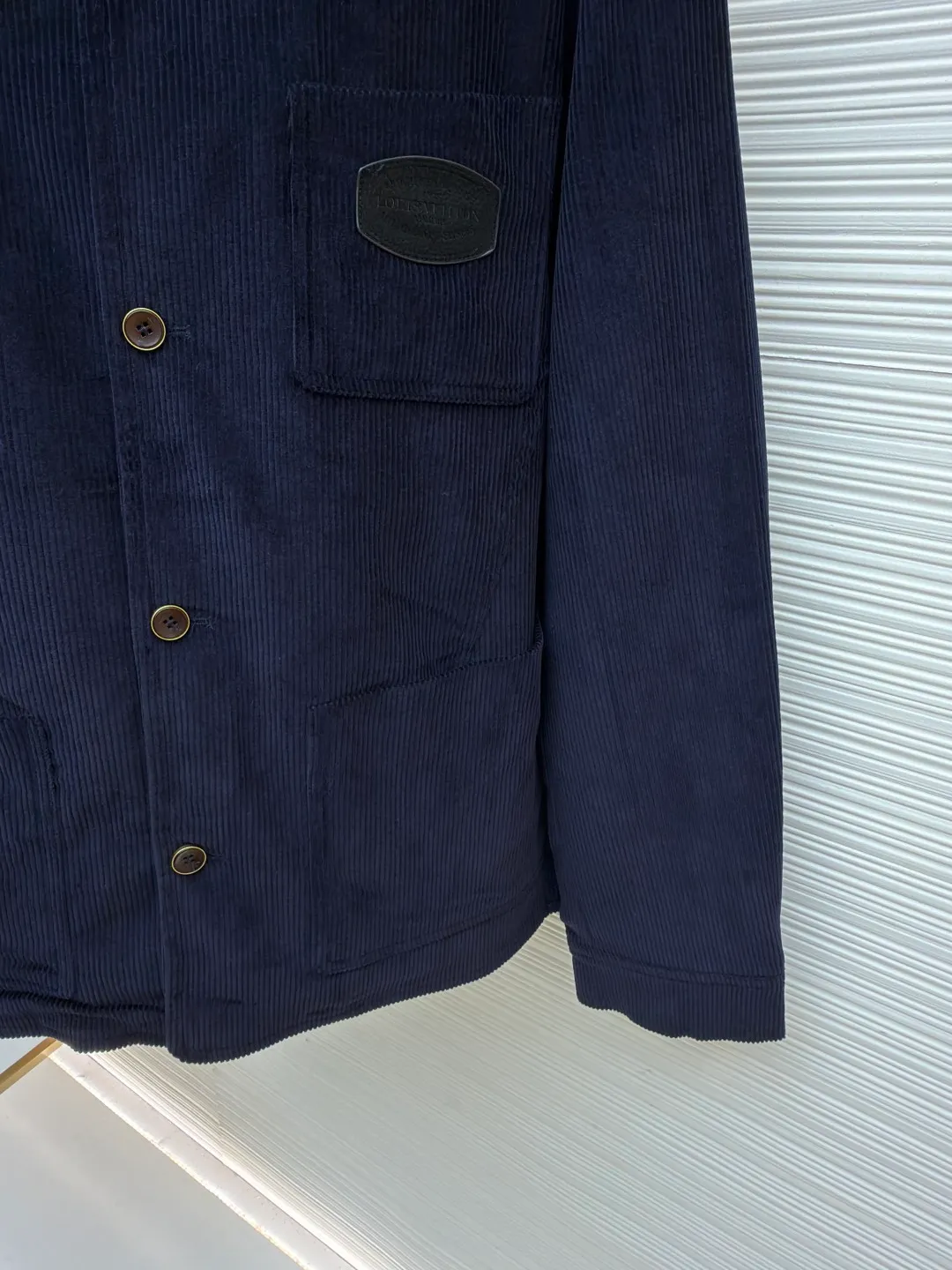 LOUIS VUITTON Corduroy V-neck long-sleeved jacket ●Original version: Purchased and developed at 20700 ●Item number: 1682377-C00 ●Fabric: corduroy fabric ●Technology: Fabric fermentation washing ●Color: navy ●Version: fitted version ●Weight: about 875 grams ●Size: 46-48-50-52 ●Description: This Louis Vuitton corduroy V-neck jacket is made of 32-pit high-density combed corduroy fabric, which has been treated with an enzyme washing process. The velvet strips are full and neat and soft to the touch. The fabric has been preshrunk and anti-static at the same time, making it less prone to static electricity when worn and having a stable shape. The body adopts three-dimensional tailoring to create a simple V-neck shape. The collar is designed without interlining to better fit the neck line. The custom metal buttons on the placket are matte electroplated to form a texture contrast with the navy corduroy. The brand logo on the chest adopts template embroidery technology, with precise pattern positioning, dense stitching and no skipping. The front patch pocket is hand-wrapped, and the bag mouth is smooth and wear-resistant. The side seams and shoulder seams are reinforced with double-needle stitching, with 11 stitches per inch. The inner lining is made of breathable cotton blend material. The overall craftsmanship takes into account the retro texture of corduroy, the brand's exquisite retro texture, and the brand's exquisite details. The overall wiring is straight and delicate, the fabric is comfortable and soft, and the color is consistent without color difference. It can be matched with the same style to create a fashionable look and control various occasions. Customized accessories, complete with three standards, same style for men and women!